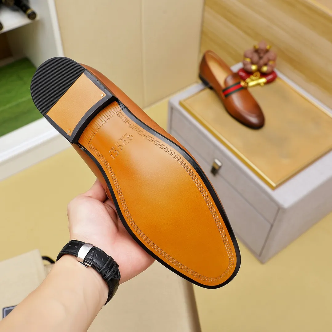 Men's men's shoes 💰380 🆘【GUCCI】Gucci ·🐂里· Hot-selling beanie shoes, top brand luxury, top quality, latest fashion beanie shoes.. The upper is made of original first-layer cowhide. (Full first-layer water-dyed 🐂 leather and lining). The original stylish and stylish soft rubber wear-resistant and non-slip outsole is light and comfortable on the foot, available in 2 colors! Matching code: 38 / 45